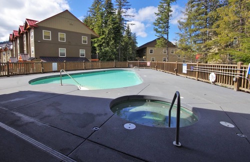 Government Camp Ski Chalet | Chalet 100 at the Official Collins Lake Resort