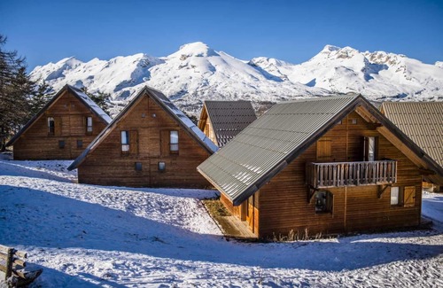 La Joue du Loup Ski Chalet | Chalet, 350m from ski slopes, 1st floor, view mountain, fitness, terrace, parking, tv, ski locker