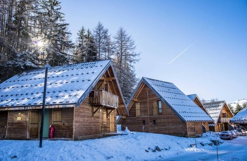 La Joue du Loup Ski Chalet | Chalet, 350m from ski slopes, view mountain, fitness, terrace, parking, tv, ski locker, 43m²