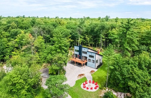 Pontiac Cabin | Chalet Buckingham - Luxury Waterfront Cottage 45 Minutes from Ottawa, Sleeps 12