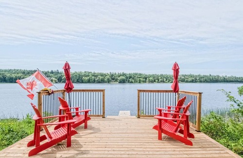 Pontiac Cabin | Chalet Buckingham - Luxury Waterfront Cottage 45 Minutes from Ottawa, Sleeps 12