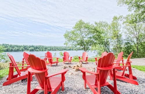 Pontiac Cabin | Chalet Buckingham - Luxury Waterfront Cottage 45 Minutes from Ottawa, Sleeps 12