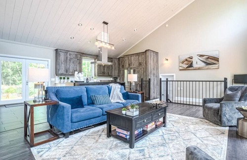 Pontiac Cabin | Chalet Buckingham - Luxury Waterfront Cottage 45 Minutes from Ottawa, Sleeps 12