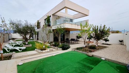 Cullar Vega Villa | Chalet con piscina y jardín, no fumadores ni fiestas