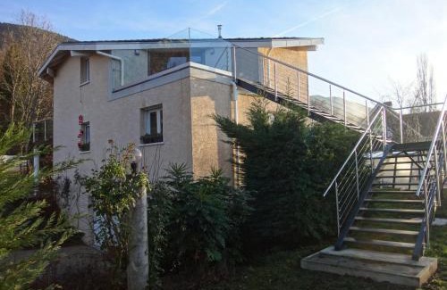 Collonges-sous-Saleve Apartment | Chalet de TARA - Grand appartement esprit chalet - piscine chauffée - Genève