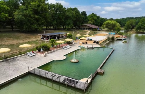 Bretagne-d'Armagnac House | Chalet 'Guzet 4 Personnes 25' with Private Terrace, Private Garden and Wi-Fi