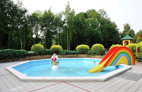 Baarle-Nassau Ski Chalet | Chalet in Parc de Kievit with Large Garden