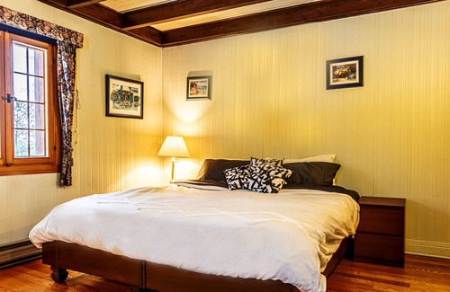 Nominingue Cabin | Chalet Kernan | for 12 | Spa + Lake Front