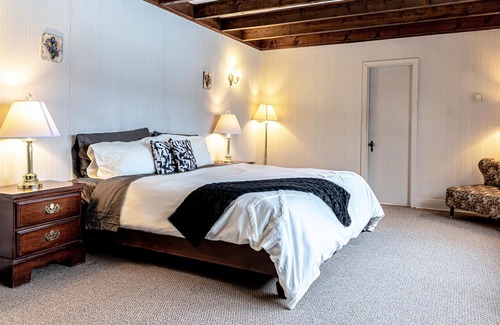 Nominingue Cabin | Chalet Kernan | for 12 | Spa + Lake Front