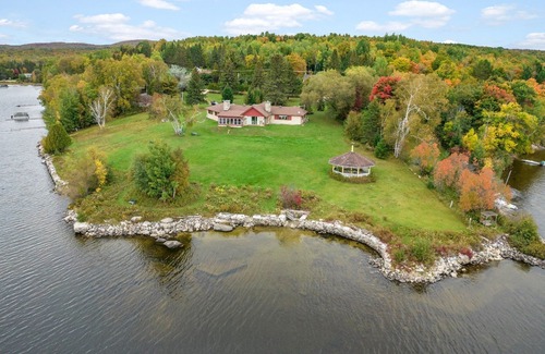 Nominingue Cabin | Chalet Kernan | for 12 | Spa + Lake Front