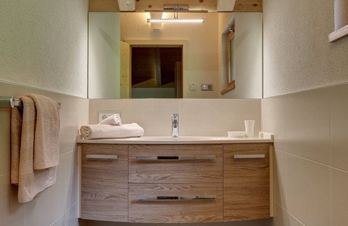 Lutago Ski Chalet | Chalet 'Lechnerhof' with Access to Ski Slopes, Mountain Views, Sauna & Wi-Fi