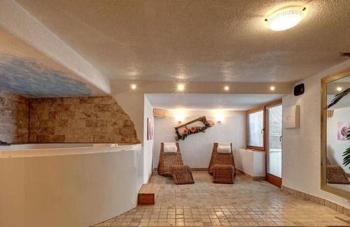 Lutago Ski Chalet | Chalet 'Lechnerhof' with Access to Ski Slopes, Mountain Views, Sauna & Wi-Fi