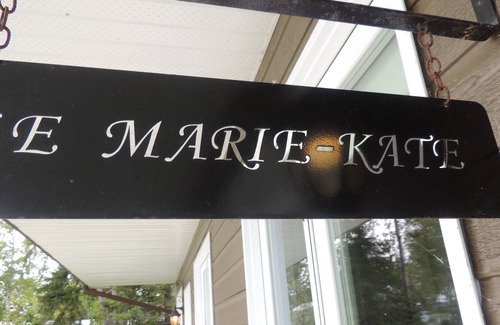 Larouche Ski Chalet | Chalet Marie-Kate on the edge of the Lake