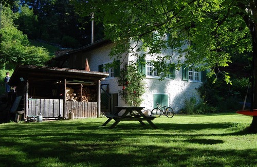 Schwanden Ski Chalet | Chalet on the edge of the forest with a view of the waterfall right next door