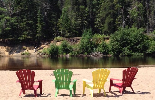 Riviere-Rouge Ski Chalet | Chalet Paradise on the river Rouge with a magnificent sandy beach