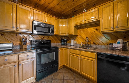 Gatlinburg - Pigeon Forge Cabin | Chalet with 360 views through Wall of Glass 7 Minutes from Dollywood & Parkway