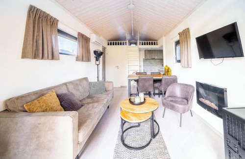 Otterlo House | Chalet with lounge-bedroom, sleeping loft and 1 bathroom