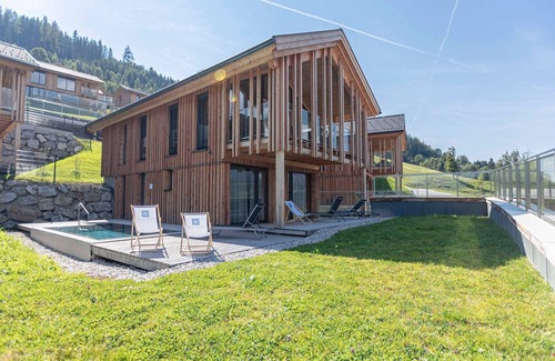 Haus im Ennstal Ski Chalet | Chalet with warm pool on terrace