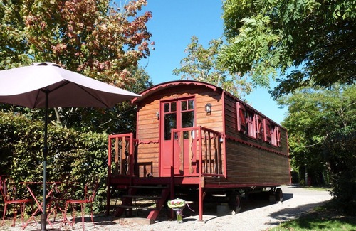 Lussan RV Rental | Chalets des Mousquetaires