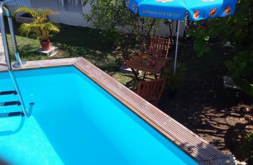 Damencourt House | Chaleureuse maison au Moule avec piscine partagée