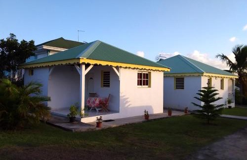 Damencourt House | Chaleureuse maison au Moule avec piscine partagée