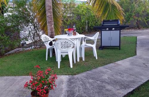 Damencourt House | Chaleureuse maison au Moule avec piscine partagée