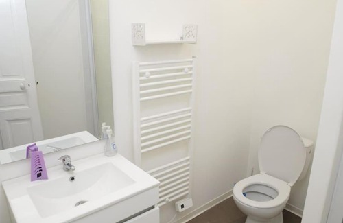 Saint-Quentin Apartment | Chambre au 2e étage côté rue