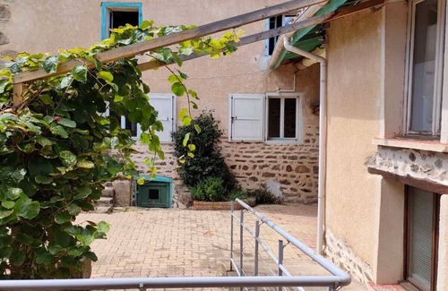Saint-Just-en-Bas Bed & Breakfast | Chambre Chez L'habitant Avec Salle de Douche Privative