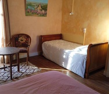 Port-Sainte-Marie House | chambre chez l'habitant, axe A62, à 20 min d' ouest d'Agen, parking dans la rue gratuit, accès cuisine, convivial