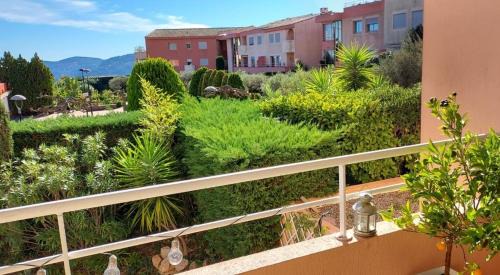Mandelieu-La-Napoule House | chambre lit 2 personnes dans appartement du logeur