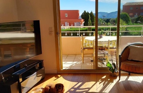 Mandelieu-La-Napoule House | chambre lit 2 personnes dans appartement du logeur