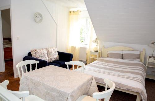 Laniscat House | Chambre privée à la campagne avec deux lits doubles petit déjeuner inclus