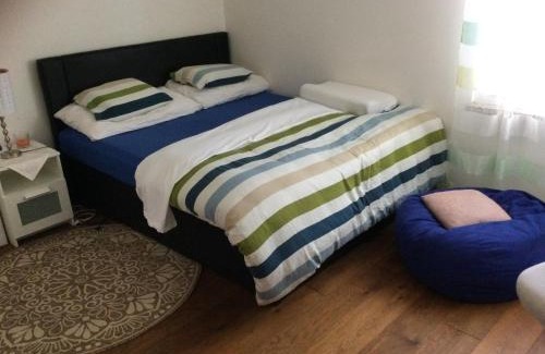 Dietikon District House | Chambre spacieuse et confortable avec écran plat