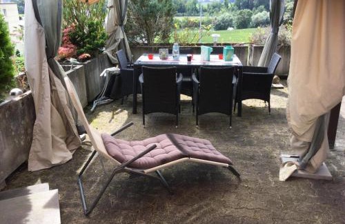 Dietikon District House | Chambre spacieuse et confortable avec écran plat