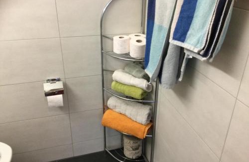 Dietikon District House | Chambre spacieuse et confortable avec écran plat