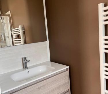 Lanvollon Bed & Breakfast | Chambres d'hôtes avec piscine chauffée jusqu'à sept inclus ,TERRA COTTA et TAUPE