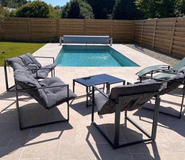 Lanvollon Bed & Breakfast | Chambres d'hôtes avec piscine chauffée jusqu'à sept inclus ,TERRA COTTA et TAUPE