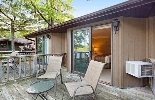 Eagle River Apartment | Chanticleer Inn 57