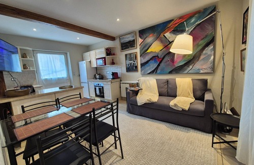 Chantilly House | Chantilly gardens, 3-storey maisonette next to the station.