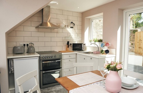 Laugharne Cottage | Chapel View, Cosy cottage with nearby Restaurants & Castle walk