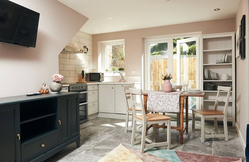 Laugharne Cottage | Chapel View, Cosy cottage with nearby Restaurants & Castle walk