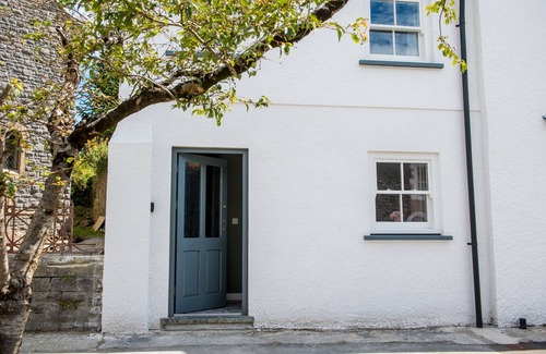 Laugharne Cottage | Chapel View, Cosy cottage with nearby Restaurants & Castle walk