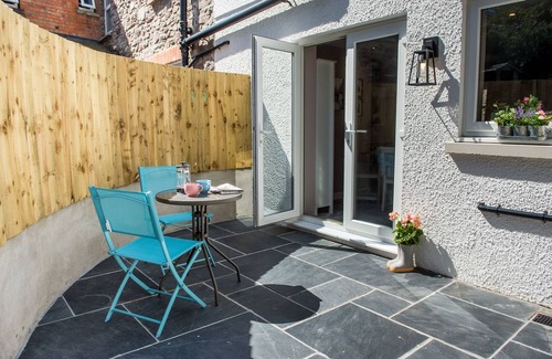 Laugharne Cottage | Chapel View, Cosy cottage with nearby Restaurants & Castle walk