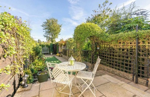 Malmesbury House | Chapter Cottage; Cosy Escape Sleeps 4+Dog-Friendly