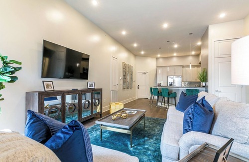 Central Business District Apartment | 💜CHARACTER GALORE A TASTE OF NOLA NOT FOUND IN A HOTEL! 2 Balconies King Beds+Sleeper Sofa💜