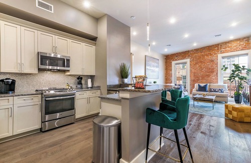 Central Business District Apartment | 💜CHARACTER GALORE A TASTE OF NOLA NOT FOUND IN A HOTEL! 2 Balconies King Beds+Sleeper Sofa💜