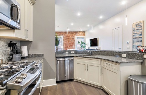 Central Business District Apartment | 💜CHARACTER GALORE A TASTE OF NOLA NOT FOUND IN A HOTEL! 2 Balconies King Beds+Sleeper Sofa💜