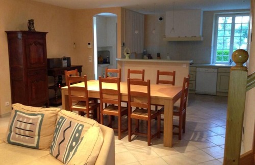 Villars-en-Pons House | Character house, air-conditioned, heated pool, fenced garden with trees.