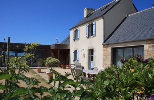 Plouescat House | Character house with heated indoor pool 800 m from the sea