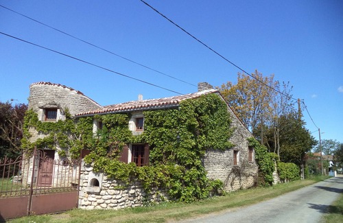 Balanzac Cottage | Character traditional Charentais cottage in rural location 20 minutes from Royan